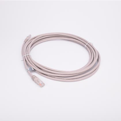 Vit ihoprullad nätverkskabel med kontakter i ändarna.