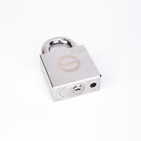 Silverfärgat hänglås med rektangulär kropp och rund bygel.