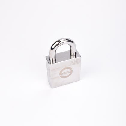 Silverfärgat hänglås med rektangulär kropp och rund bygel.