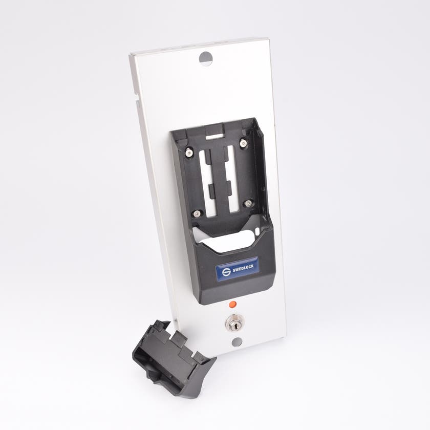 Aluminiumpanel med svartfäste, nyckellås och lös svart komponent.