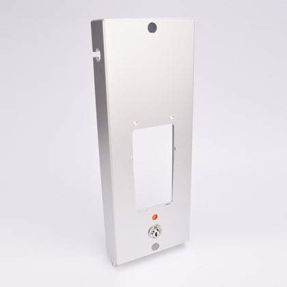 Rektangulär metallhållare med ett stort hål i mitten, samt en svart elektronisk 4G modem.