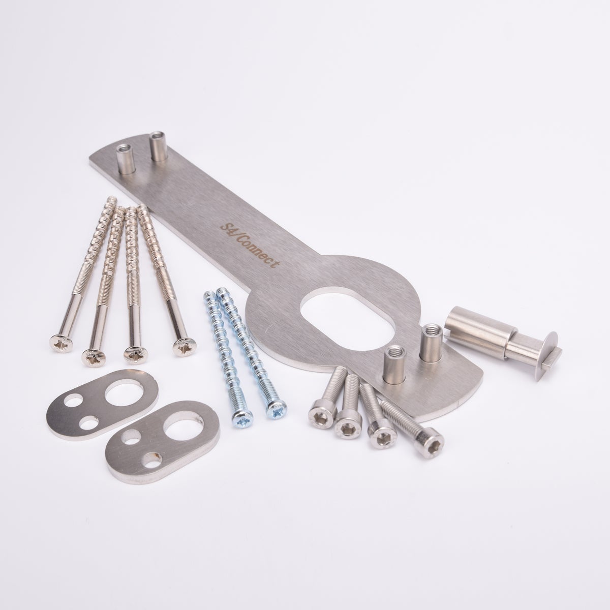 Monteringssats med skruvar, brickor och monteringsplåt för dörr.