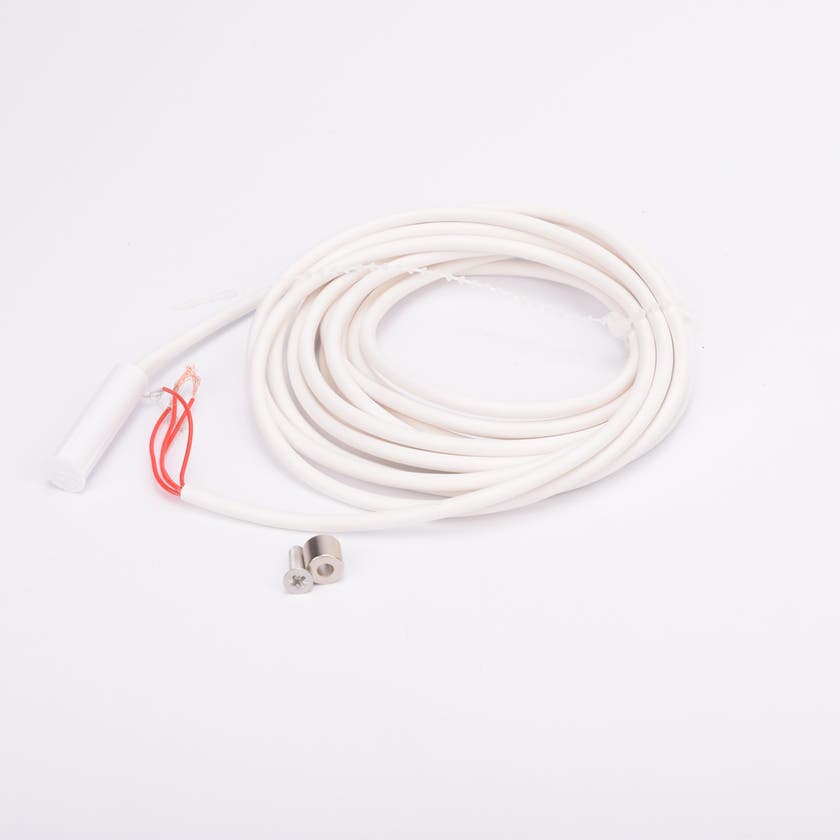 Vit ihoprullad nätverkskabel med kontakter i ändarna.