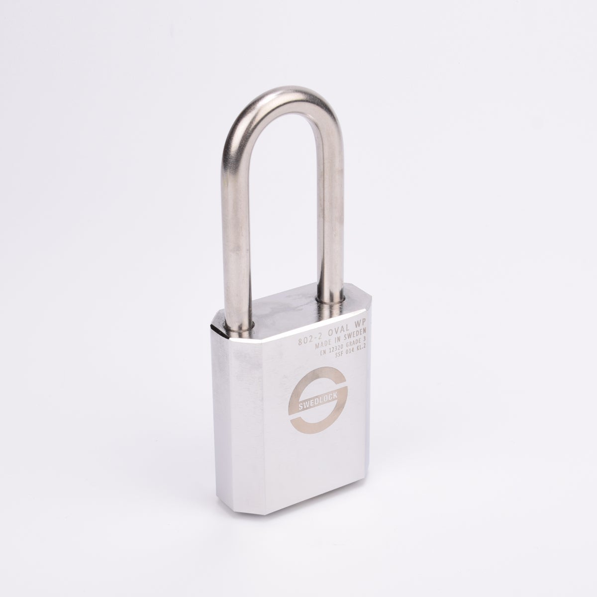 Silverfärgat Svedlock‑hänglås i metall med rund, robust bygel och graverad märkning på framsidan.