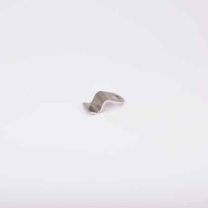 Låsrigel i metall med vågformad design och ett hål i ena änden.