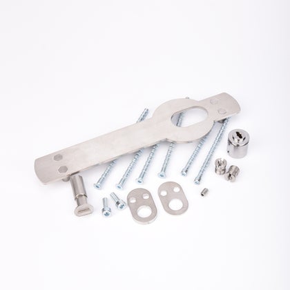 Monteringssats bestående av monteringsplåt, brickor och skruvar.