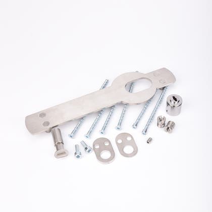 Monteringssats bestående av monteringsplåt, brickor och skruvar.