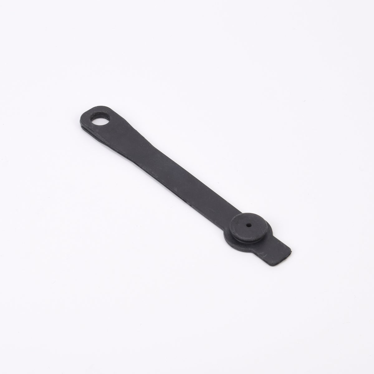 Foro på svart, platt gummirem med ett runt hål i ena änden och en cirkulär fästanordning nära den andra änden, mot vit bakgrund