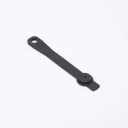 Foro på svart, platt gummirem med ett runt hål i ena änden och en cirkulär fästanordning nära den andra änden, mot vit bakgrund