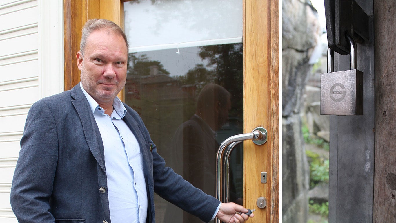 Man låser upp dörr med digital nyckel