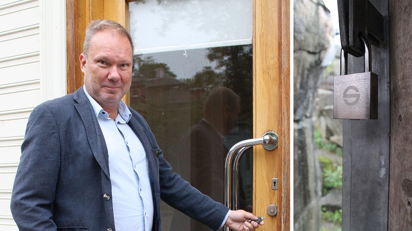 Man låser upp dörr med digital nyckel