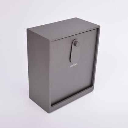 Grått fasadnyckelskåp i metall med vridbar skyddskåpa.