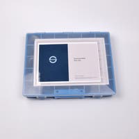 Blå sortimentslåda med stängt transparant lock med ett papper som det står "Swedlock" på.