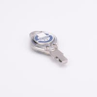 Närbild av metallnyckeln Blue med genomskinligt plasthölje och etikett med texten "SWEDLOCK" och CE-märkning.