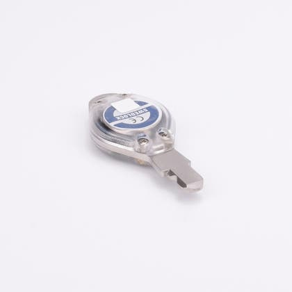 Närbild av metallnyckeln Blue med genomskinligt plasthölje och etikett med texten "SWEDLOCK" och CE-märkning.