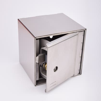 Stålgrå fasadnyckelskåp med delvis öppen lucka som visar låsmekanismen inuti.