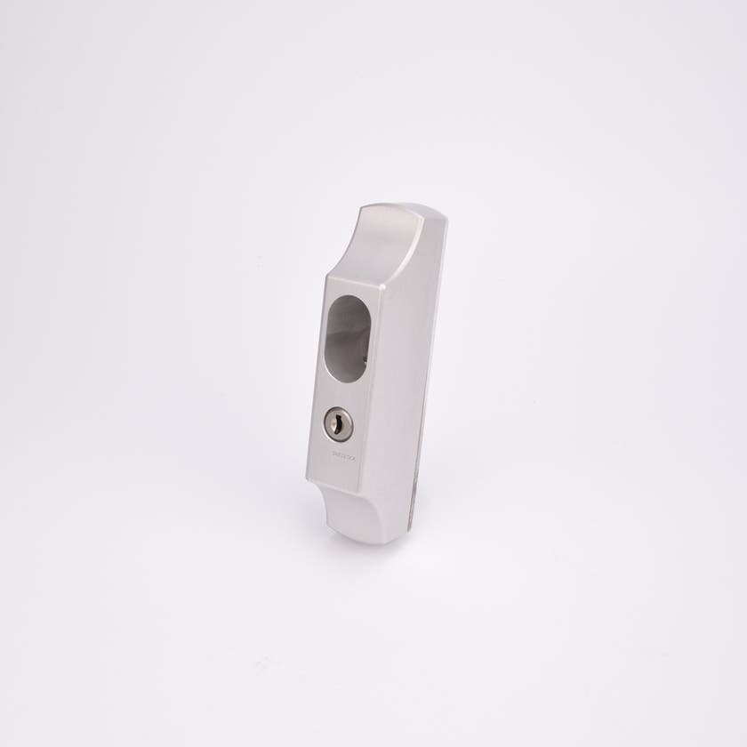 Silverfärgat ovalt duolås med nyckelhål.