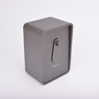 Grått fasadnyckelskåp i metall med rundade hörn och vridbar skyddskåpa.