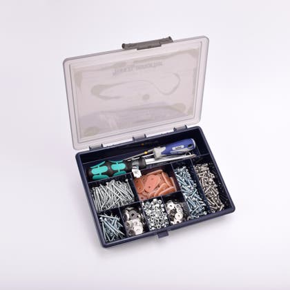 Verktygslåda med genomskinligt lock, innehållande organiserade fack med ett sortiment av skruvar, muttrar, brickor och andra smådelar.