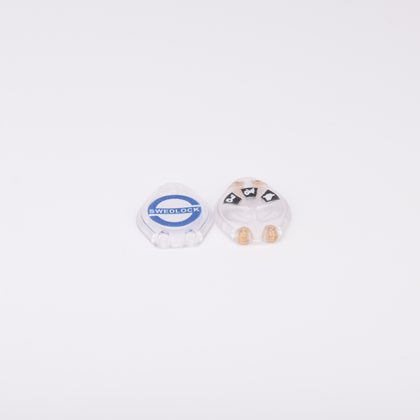 Två små transparenta plastskal för ett nyckelhuvud.