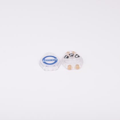 Två små transparenta plastskal för ett nyckelhuvud.