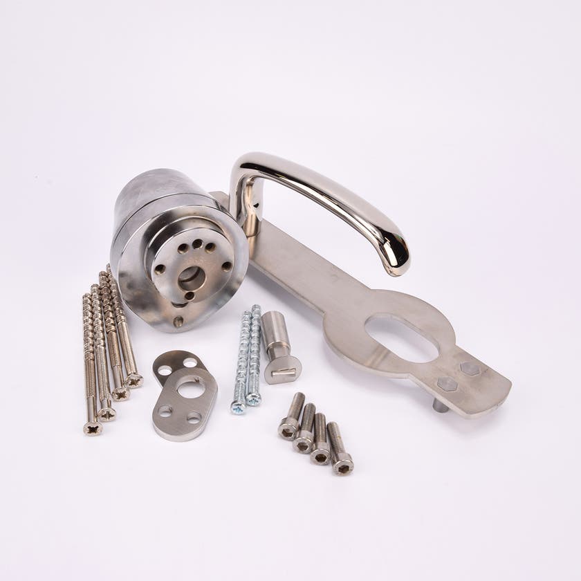 Ett dörrhandtag i metall fäst på en rektangulär metallplatta med tillhörande låscylinder och flera olika skruvar och beslag.