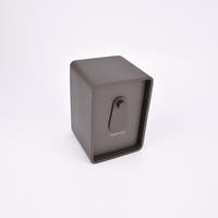 Grått fasadnyckelskåp i metall med rundade hörn och vridbar skyddskåpa.