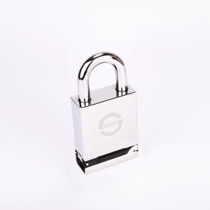 Kraftigt hänglås i polerat stål med bygel och extra lucka över låset.