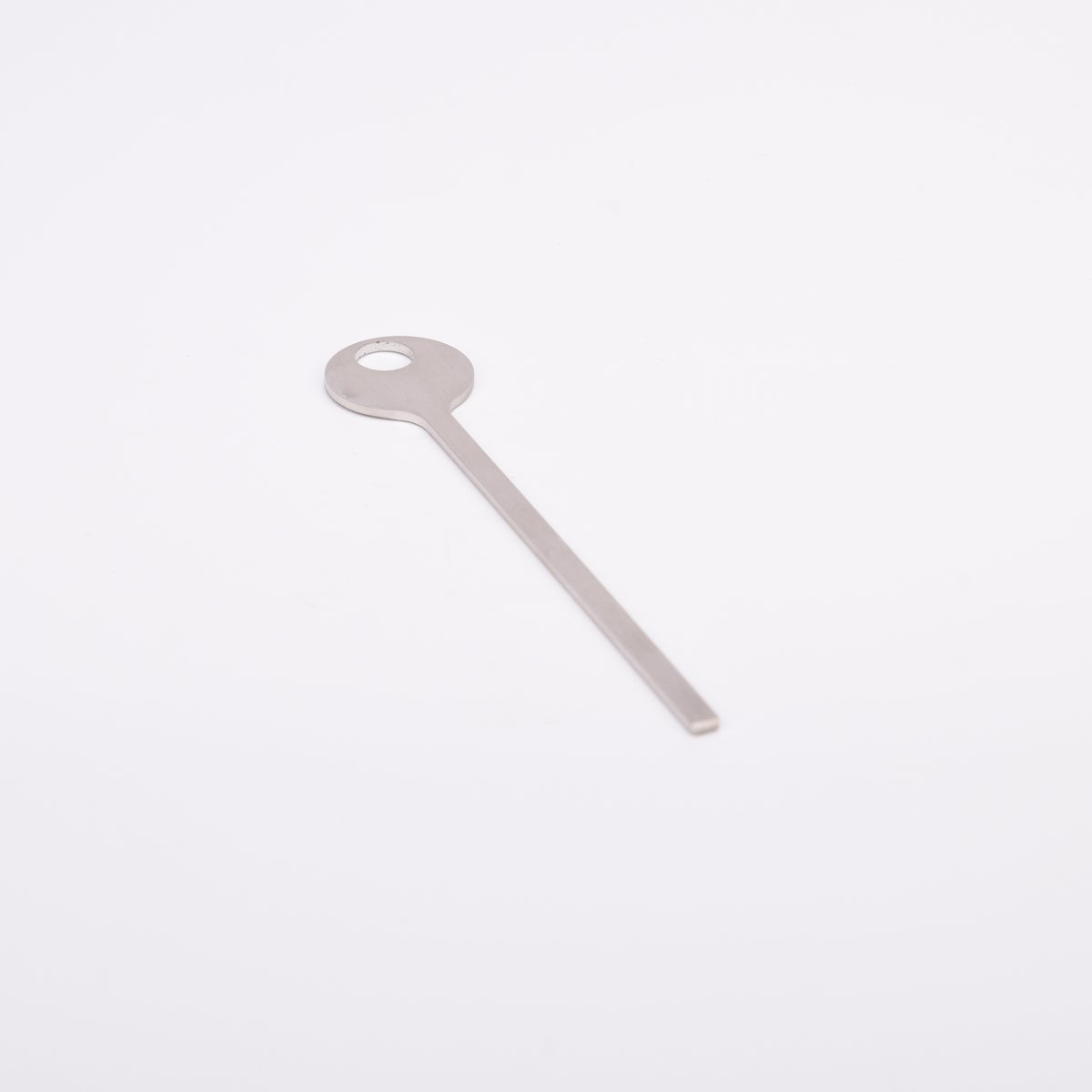 Metalliskt serviceverktyg med runt huvud och smalt skaft.