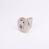 Cylindriskt metallås med nyckelhål i mitten, avsett för dörrar eller skåp.