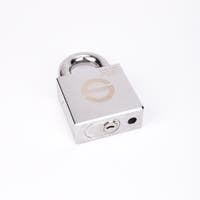 Silverfärgat hänglås med rektangulär kropp och rund bygel.