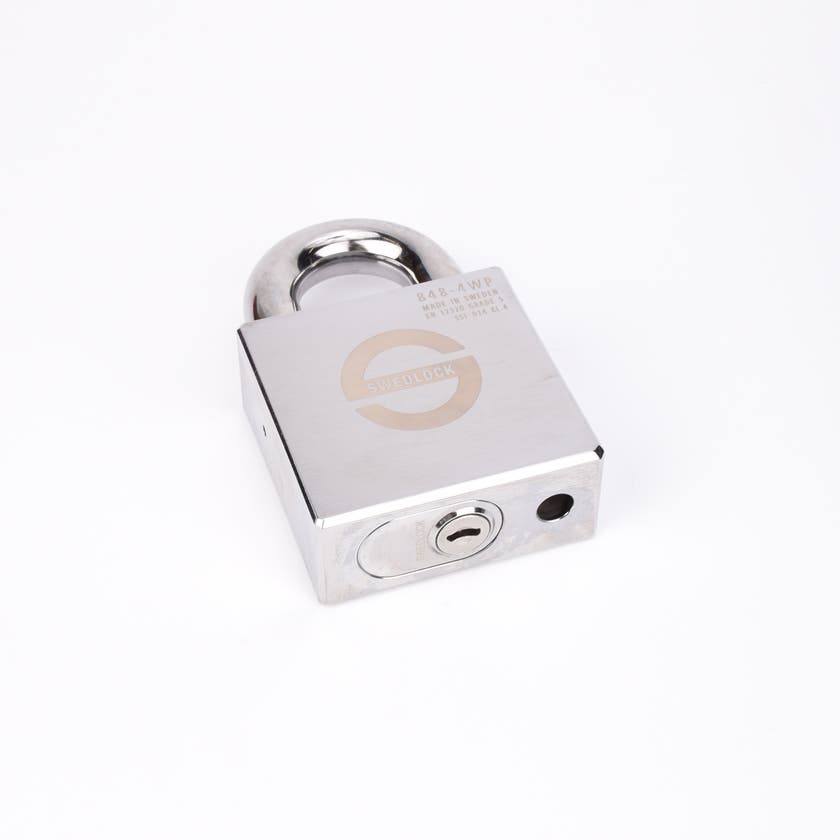 Silverfärgat hänglås med rektangulär kropp och rund bygel.