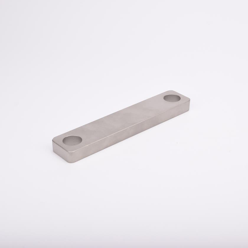 Robust rektangulär metallplatta med två cirkulära monteringshål.