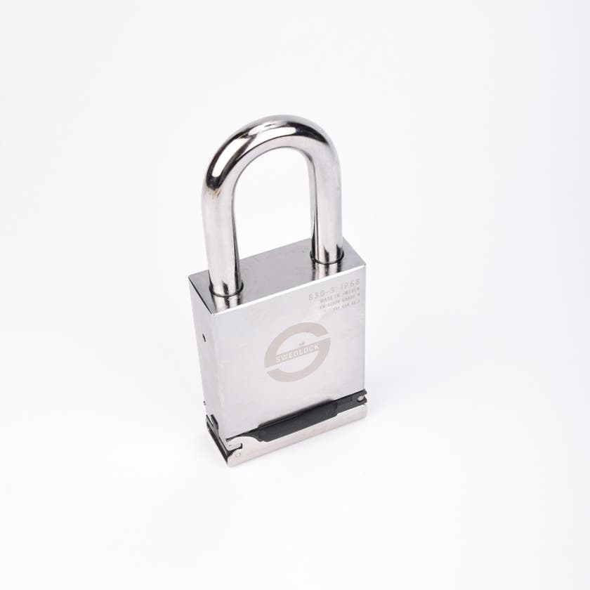 Silverfärgat hänglås med rektangulär kropp och rund bygel.