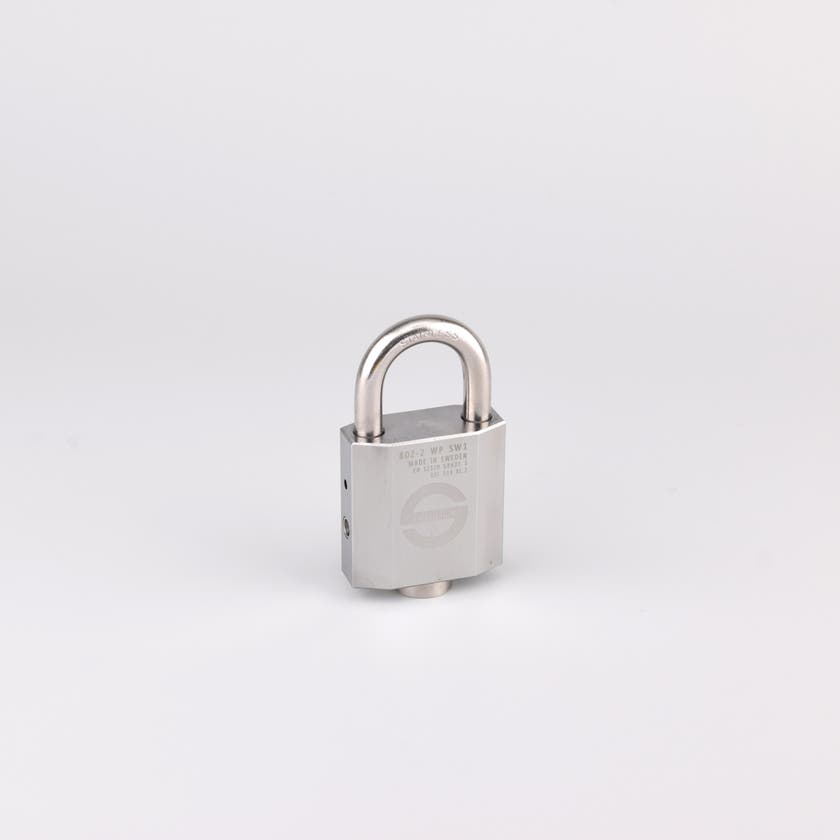 Metallhänglås med rektangulär låskropp och bygel i stål, visat fristående mot ljus bakgrund.