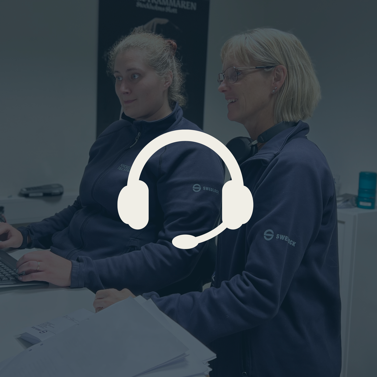 To jenter snakker i telefonen