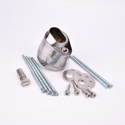 Uppsättning metallkomponenter inklusive blank duo city del, långa skruvar, runda plattor med hål samt mindre skruvar och bultar.