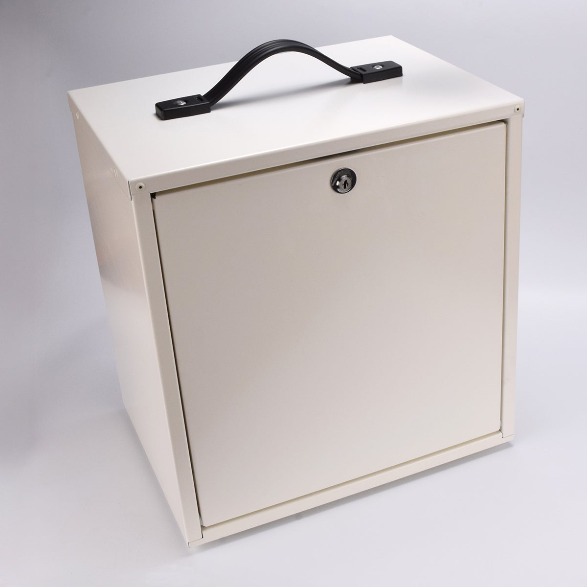 Vitt rektangulärt medicinskåp i metall med lås framtill, samt svart handtag på ovansidan.