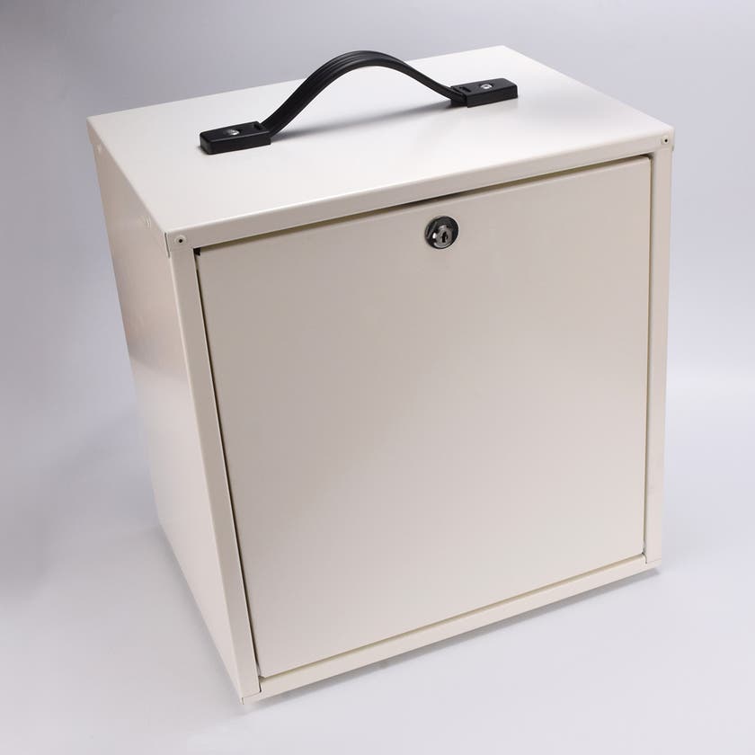 Vitt rektangulärt medicinskåp i metall med lås framtill, samt svart handtag på ovansidan.
