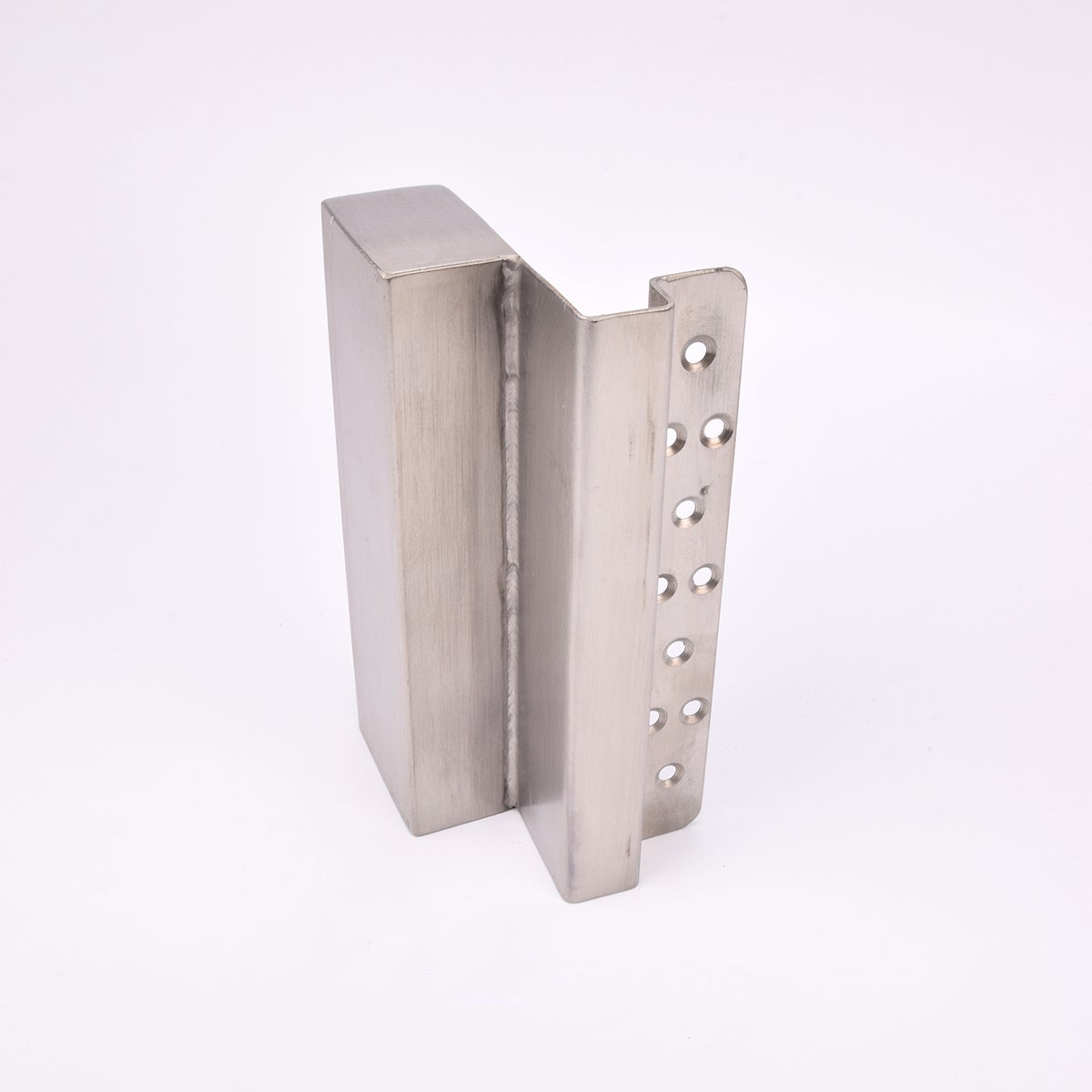 En L-formad nyckelförvaringsenhet med flera cirkulära hål längs ena sidan. 