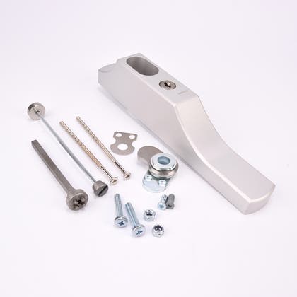 Duolås med monteringsdetaljer, inklusive skruvar, brickor, metallplatta och låsenhet.