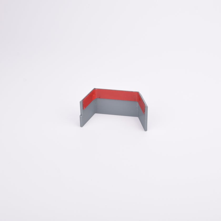 Väderskydd med grå sidor.