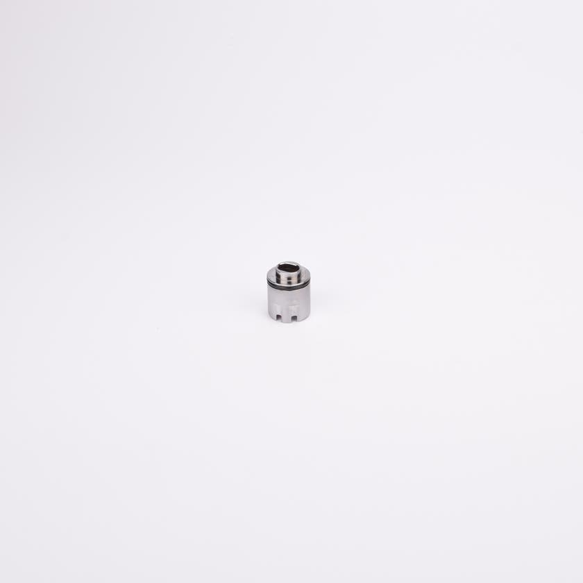 Cylindrisk adapterhylsa med svart gummitätning nära toppen samt avsmalnande topp med ett hål i.