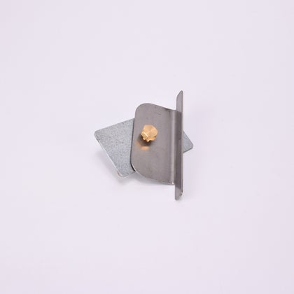 Två metall föremål med vinklad kant, fästa med guldfärgad skruv.