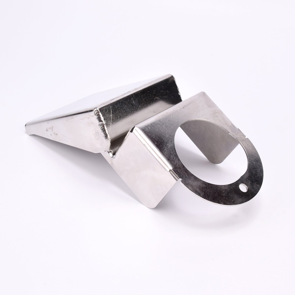 Väderskydd format i en triangulär komponent i rostfritt stål med blank yta och rund öppning.