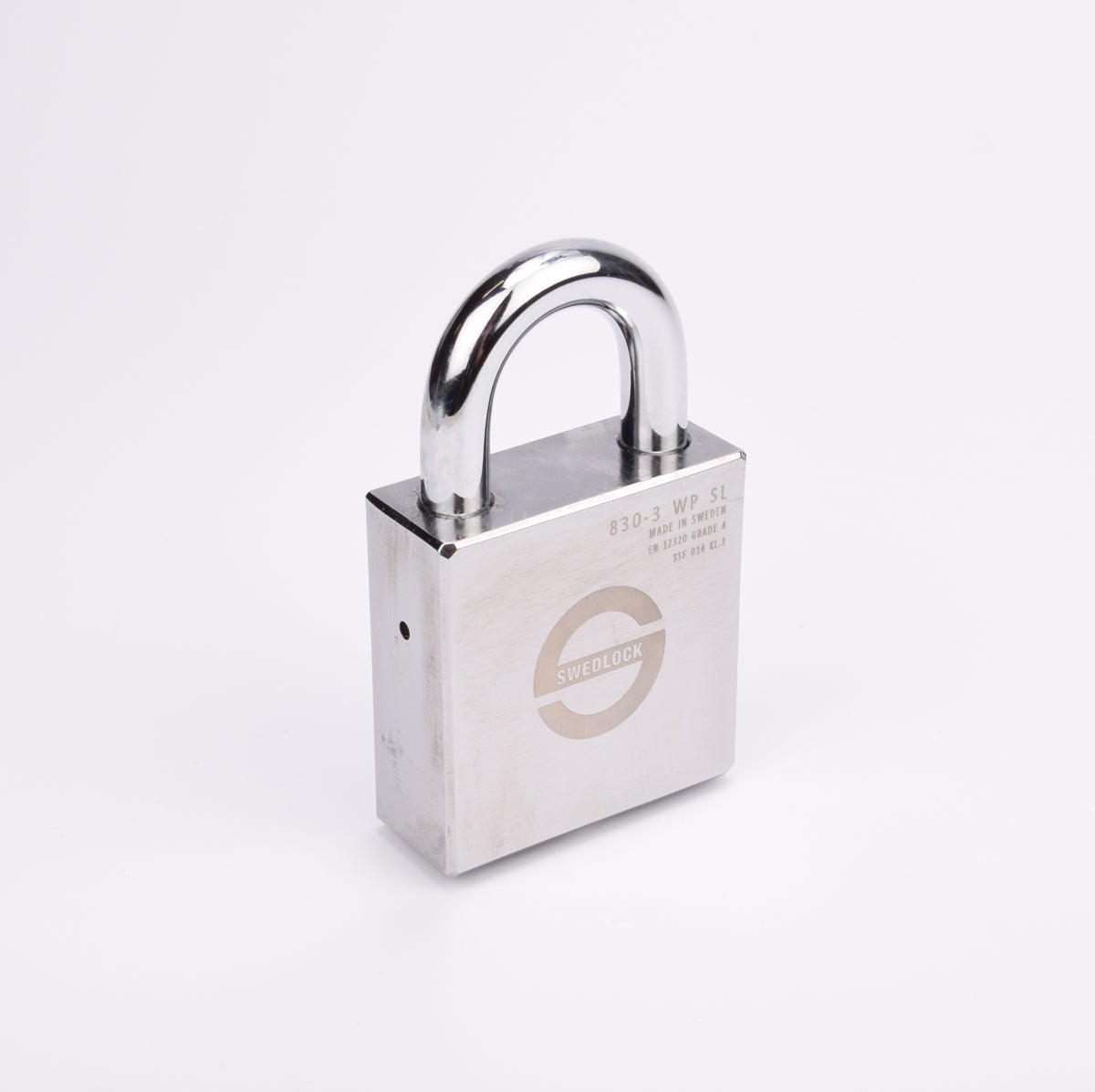 Silverfärgat hänglås med rektangulär kropp och rund bygel.
