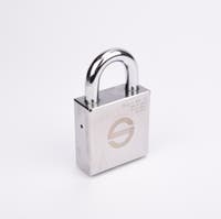 Silverfärgat hänglås med rektangulär kropp och rund bygel.