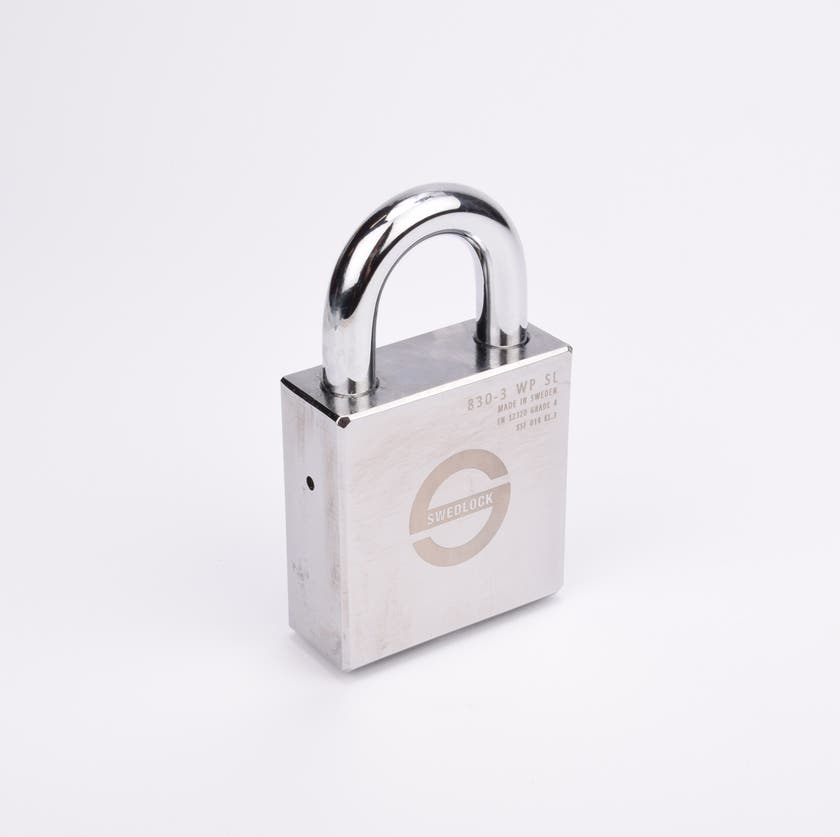 Silverfärgat hänglås med rektangulär kropp och rund bygel.