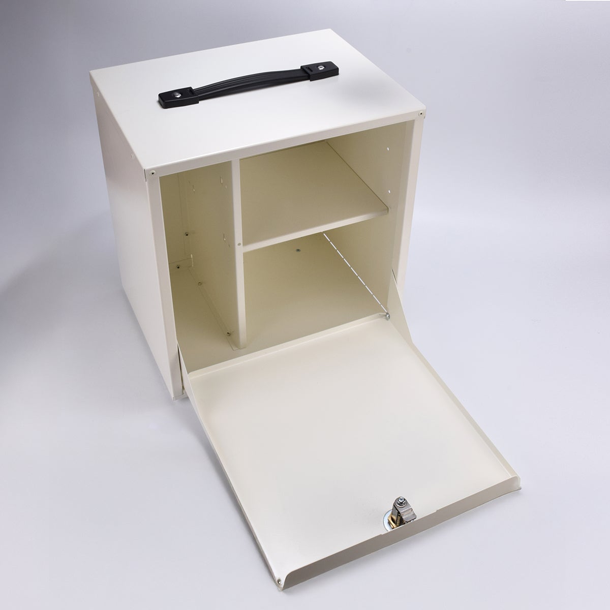 Vitt rektangulärt medicinskåp i metall med luckan helt öppen, samt svart handtag på ovansidan.