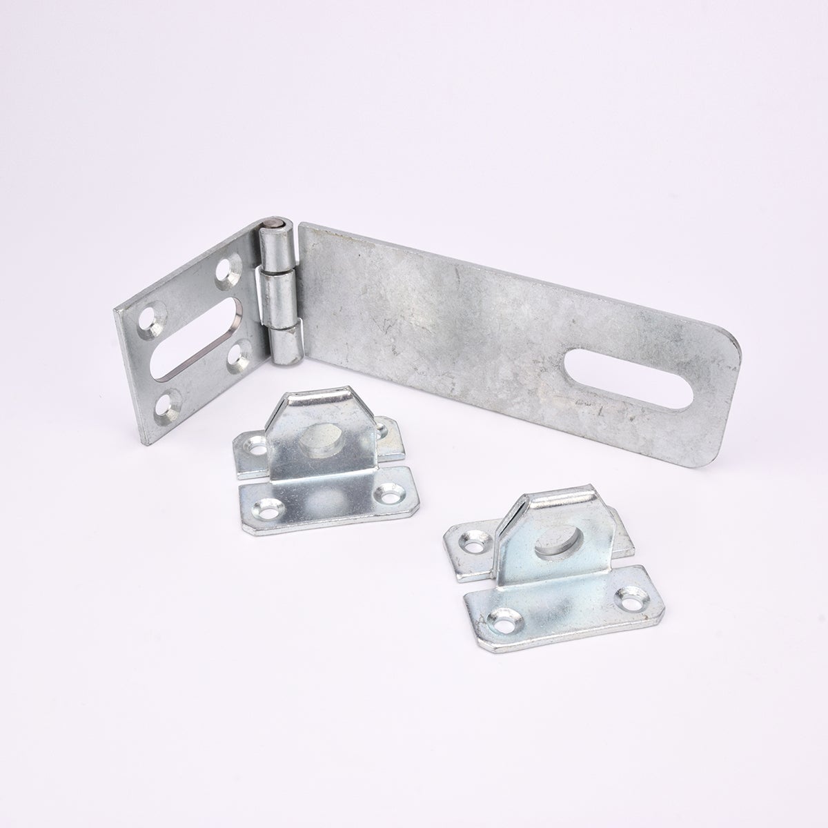 Metallgångjärn med två monteringsfästen, rektangulär platta med avlångt hål och flera skruvhål.